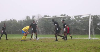 Sahada futbol oynamak, takım koşmak ve sisli bir günde maça hazırlanmak. Spor, takım çalışması, yarışma, açık hava, spor, egzersiz