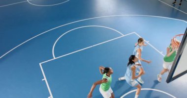 Basketbol oynamak, kadınlar basket oynamak için sahada zıplamak, fotokopi çekmek. Spor, takım çalışması, aksiyon, rekabet, atletik, oyun