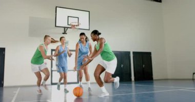 Basketbol oynuyor, spor üniformalı kadınlar kapalı sahada yarışıyor. rekabet, takım çalışması, atletizm, egzersiz, fitness, oyun