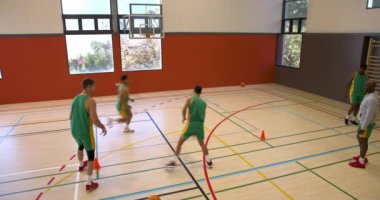 Basketbolcular spor salonunda turnike antrenmanı yapıyor, takım çalışmasına ve yeteneklerine odaklanıyor. atletizm, egzersiz, rekabet, spor, eğitim