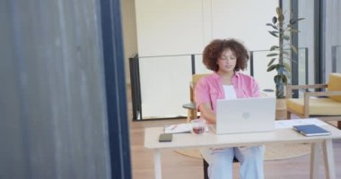 Gergin kollar, artı ofis masasında işe ara veren boyunda bir kadın. Sağlık, rahatlama, kişisel bakım, çalışma, kapalı alan