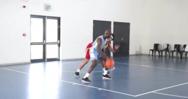 Top sürme becerileri, basketbol oyuncuları okul sahasına odaklanmış ve kararlı. Spor, sporcular, takım çalışması, uygulama, kararlılık, fitness