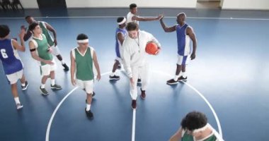 Basketbolcular kapalı sahada tüyo vermeye hazırlanıyor, koç denetleme maçı. Spor, takım çalışması, koçluk, eğitim, rekabet, strateji