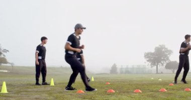 Sahada antrenman, kriket antrenmanı için koni taşıyan adamlar. egzersiz, takım çalışması, spor, fitness, koçluk, açık hava