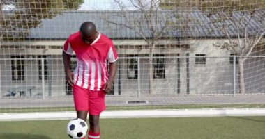 Futbol topu tutan, Afrika kökenli Amerikalı erkek sporcu sahada duruyor, kopyalama alanı. futbol, rekabetçi, fitness, oyun