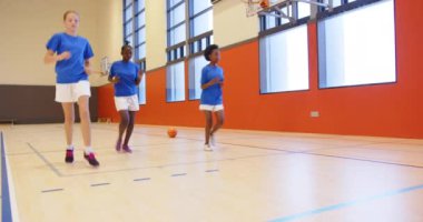 Okulun spor salonunda basketbol oynamak, potaya doğru koşan üç çocuk, kopyalama alanı. Spor, takım çalışması, egzersiz, aktivite, spor salonu, yarışma