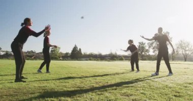 Sahada kriket oynamak, kadınlar dışarıda top yakalama ve atma pratiği yapmak. Spor, egzersiz, takım çalışması, antrenman, rekabet, atletizm