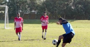 Futbol oynuyor, kaleci sahada savunma kalesinde. Spor, yarışma, atlet