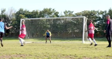 Hakem sahadaki oyuncularla futbol maçında işaret veriyor, çağrıyı tartışıyorlar. Spor, tartışma, takım çalışması, karar, oyun