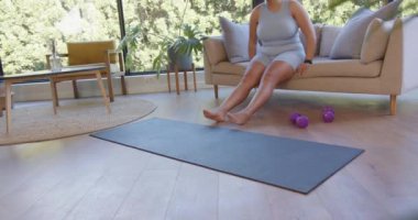 Yoga minderinde egzersiz, ayrıca evde triseptik dalış yapan, fotokopi çeken bir kadın. Spor, egzersiz, ev çalışması, sağlık, sağlık, güç eğitimi