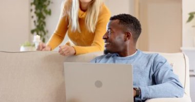 Çeşitli çiftler evlerinde dizüstü bilgisayarlarıyla sohbet ederken keyifli anlar yaşıyorlar. birliktelik, mutluluk, teknoloji, bağlanma, yaşam tarzı, aşk