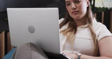 Dizüstü bilgisayarla çalışmak, ofisteki kadın düşünmek ve göreve odaklanmak. İş, teknoloji, işyeri, profesyonel, konsantrasyon, şirket