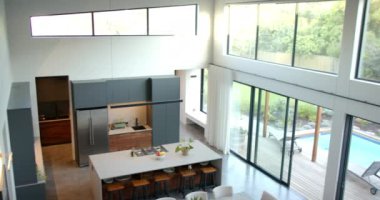 Havuza ve bahçeye bakan geniş pencereli modern ev, parlak ve havadar alan, kopyalama alanı. Mimari, iç tasarım, lüks, ferah, güneş ışığı, manzara