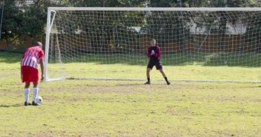 Futbol oynamak, kaleci topu kurtarmak için dalarken gol atan çocuk. futbol, yarışma, spor, aksiyon, oyuncu, maç