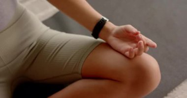 Yoga minderi üzerinde meditasyon, kadın evde farkındalık ve rahatlama pratiği yapıyor. Meditasyon, sağlık, kapalı alan, huzur, sükunet, yaşam tarzı