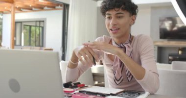 Makyaj yapmak, evde online ders için dizüstü bilgisayar kullanmak. Güzellik, kozmetik, özbakım, teknoloji, öğrenme, lgbtq
