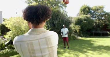 Futbol oynarken, arka bahçede eğlenen iki çok ırklı erkek arkadaş, fotokopi alanı. eğlence, eğlence, arkadaşlık, spor, bağlanma, etkinlik