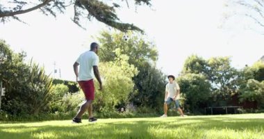 Arka bahçede futbol oynarken, iki çok ırklı erkek arkadaş açık havada eğleniyor, fotokopi odası. Spor, egzersiz, arkadaşlar, açık hava, boş zaman, takım çalışması