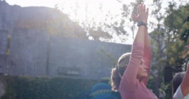 Yoga pratiği yapmak, çok ırklı bayan arkadaşlar meditasyon yapmak, nefes almaya odaklanmak, kopyalama alanı. Meditasyon, sağlık, rahatlama, spor, huzur, huzur