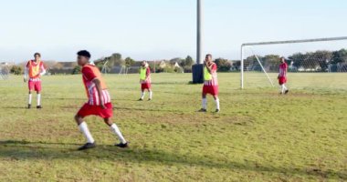 Sahada futbol oynamak, antrenman sırasında üniforma giyen çocuklar. Spor, takım çalışması, pratik, gençlik, egzersiz, yarışma