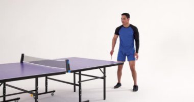 Masa tenisi oynamak, stüdyo ortamında kürekle topa vurmak. Spor, ping pong, aksiyon, rekabet, atletik, kapalı alan