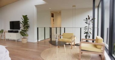 Kapalı salonları olan modern oturma odası, rahat oturma alanı, ve doğal ışık, kopyalama alanı. İç mekan, dekor, ev, mobilya, yaşam alanı