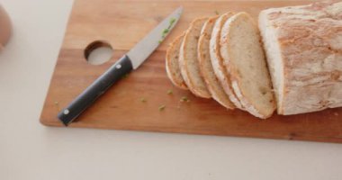 Haşlanmış yumurtalı avokado tostu yemek, Asyalı bir kadının evde kahvaltı yapması. Sağlıklı, yemek, beslenme, diyet, yaşam tarzı, yemek