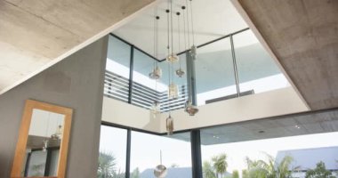 Modern oturma odası, geniş pencereli havuz manzaralı ve dışarıdaki oturma odası, evde. İç mimari, ferah, lüks, çağdaş, ev