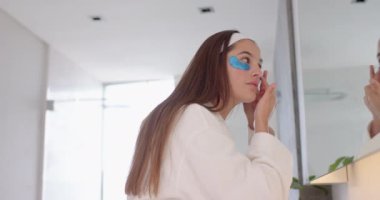 Göz altı bantları takan, bornozlu kadın spa tedavisinden zevk alıyor. Sağlık, cilt bakımı, rahatlama, kendine dikkat, güzellik, şımartma.