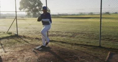 Beyzbol oynamak, atıcı takım arkadaşı izlerken topu atmaya hazırlanmak. takım çalışması, spor, atlet, yarışma, oyun, odaklanma