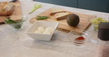 Sağlıklı yemek hazırlamak, ekmek, yumurta, avokado ve bitkiler dahil olmak üzere malzemeler. Yemek pişirme, beslenme, sağIık, aşçılık, yemek hazırlama, dengeli beslenme