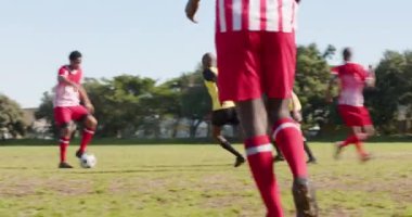 Futbol oynuyorlar, erkek oyuncular sahada top için mücadele ediyorlar. Spor, rekabet, takım çalışması, eylem, atletik, maç