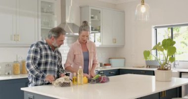 Taze sebze hazırlamak, olgun çiftlerin modern mutfakta sohbet etmesi, kopyalama alanı. Aşçılık, aşçılık, sağlıklı yaşam, yaşam tarzı, bağlanma, sohbet