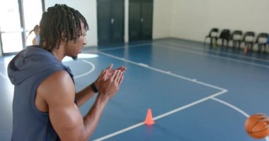 Basketbol antrenörlüğü, antrenörlük, bayan oyuncular spor salonunda salya akıtırken antrenörlük. Spor, takım çalışması, antrenman, atletizm, egzersiz, spor