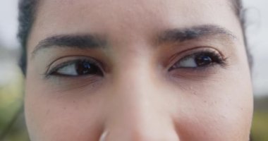 Rahat yüzü olan, gözleri ve cildine odaklanmış, olgun Asyalı bir kadının yakın çekimi. Güzellik, cilt bakımı, sağlık, dinginlik, huzur, yakınlık.