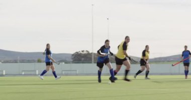 Güneşli bir günde dışarıda hokey antrenmanı yapan bayan bir hokey oyuncusu. Spor, çim hokeyi, atlet, antrenman, açık hava, rekabetçi