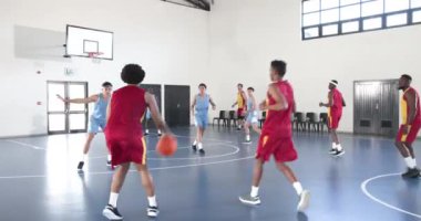 Zaferi kutlayan basketbol oyuncuları sahada takım çalışması ve heyecan gösteriyorlar. Spor, kutlama, sporcular, yarışma, başarı, enerjik