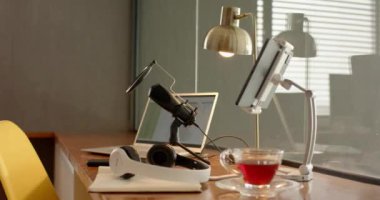 Podcast, mikrofon ve kulaklıkları evde dizüstü bilgisayar ve tabletle kaydediyorum. Podcasting, teknoloji, ses, yayın, çalışma alanı, aygıtlar