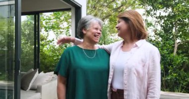 Sevinçle kucaklaşıp gülümseyen, dışarıda arkadaşlığımızı kutlayan son sınıf kadınları. Mutluluk, bağ, emeklilik, kutlama, neşe