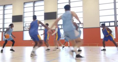 Okulun spor salonunda basketbol oynamak, üniformalı çocuklar oyun becerileri çalışmak. Spor, takım çalışması, gençlik, eğitim, egzersiz, rekabet