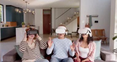 VR kulaklıkları kullanarak, çeşitli bayan arkadaşlar kanepenin üzerinde sanal gerçekliği deneyimlediler. Teknoloji, grup, eğlence, oyun, etkileşim, eğlence