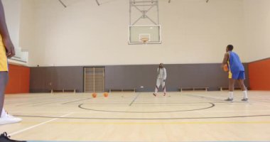 Spor salonunda basketbol oynamak, atış tekniklerinde antrenör olmak. Koçluk, spor, spor, egzersiz, takım çalışması