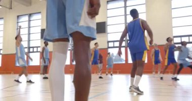 Beden eğitiminde basketbol, antrenman maçında sporcular. Spor, takım çalışması, fitness, antrenman, rekabet, egzersiz