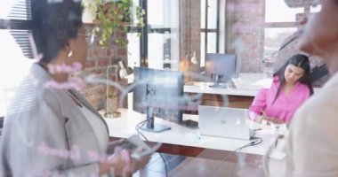 Cam tahtaya yazı yazmak, iş kadını modern ofis alanındaki projeyi açıklıyor. Takım çalışması, toplantı, beyin fırtınası, sunum, profesyonel işbirliği