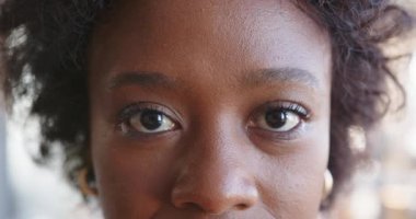 Kadın gözlerine yakın çekim, dikkatle odaklanma, kararlılık ve güven göstergesi. yoğunluk, ifade, güç, motivasyon, esneklik, güçlendirme