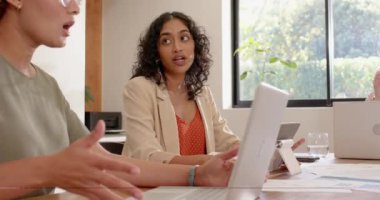 Fikir alışverişi, takılma sırasında dizüstü bilgisayar ve tablet kullanan çeşitli bayan arkadaşlar. İşbirliği, beyin fırtınası, teknoloji, çeşitlilik, takım çalışması, gelişigüzel