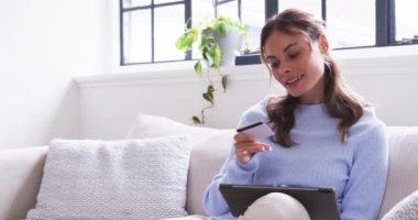 Evde, kadın kart okuyor, tablet kullanıyor, tatilin tadını çıkarıyor, fotokopi çekiyor. Yaşam tarzı, rahatlama, teknoloji, eğlence, mutluluk.