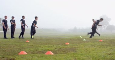 Kriket antrenmanı, sahada külahlarla tatbikat yapan bir grup adam. Spor, fitness, takım çalışması, sporcular, egzersiz, açık hava