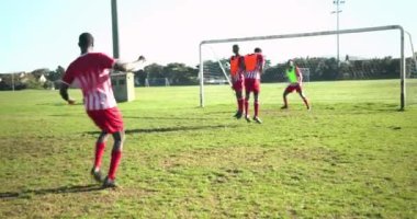 Futbol oynuyor, antrenman sırasında erkek sporcu topu sahada tutuyor. Spor, antrenman, spor, spor, takım çalışması, yarışma