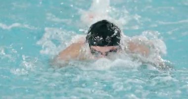 Yüzme havuzuna su sıçratmak, dinamik ve ferahlatıcı bir sahne yaratmak. Yaz, dinlenme